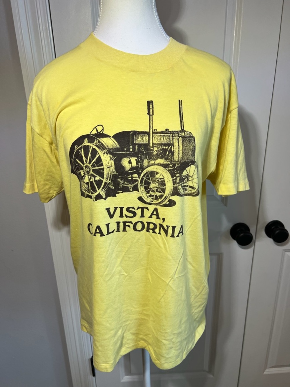 Vintage Vista, California Yellow Graphic Men's T-Shirt
